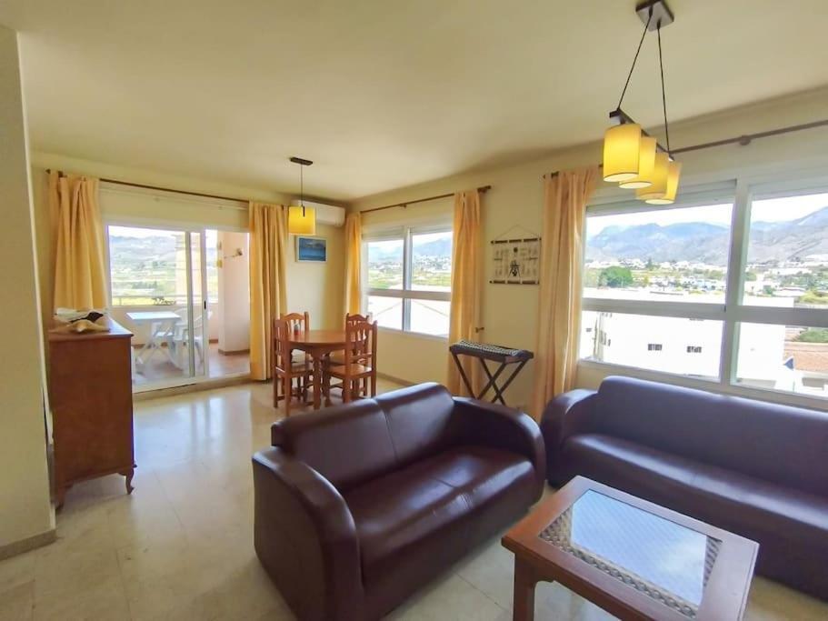Spacious 4 Bedroom With Parking In Town Centre, Nerja Dış mekan fotoğraf
