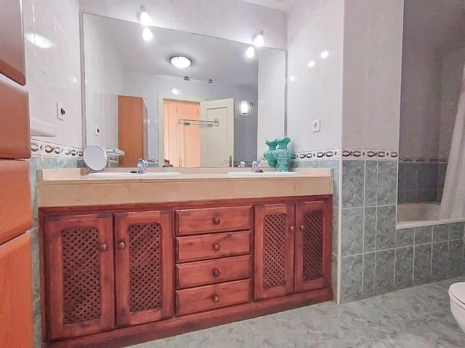 Spacious 4 Bedroom With Parking In Town Centre, Nerja Dış mekan fotoğraf